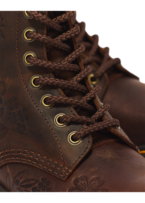 Dr. Martens 1460 Pascal Emboss Floral donkerbruin - detail van het leer en bloemreliëf