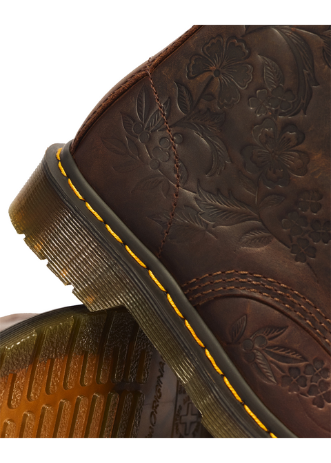 Dr. Martens 1460 Pascal Emboss Floral donkerbruin - detail van het leer en bloemreliëf