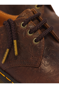 Dr. Martens 1461 Emboss Floral donkerbruin - detail van het leer en bloemreliëf