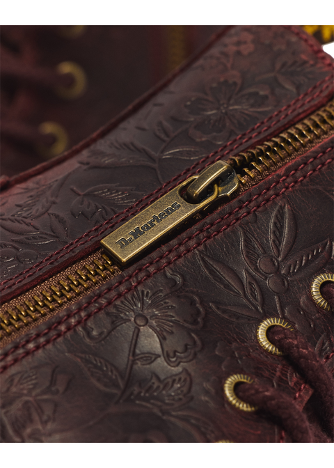Dr. Martens Jadon Emboss Floral Cherry Red - detail van het leer en bloemreliëf