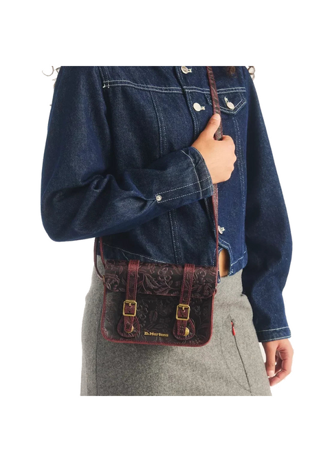 Dr. Martens Satchel Cherry Rood crossbody gedragen