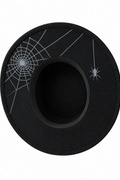 Witchwood Hanging Spider Web hoed zwart grijs – onderaanzicht met vlakke brede rand