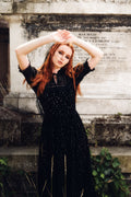 Hell Bunny Cassandra Velvet 70's Midi Jurk Zwart – campagnefoto 6