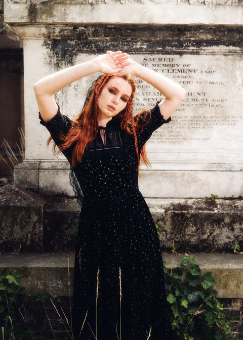 Hell Bunny Cassandra Velvet 70's Midi Jurk Zwart – campagnefoto 6