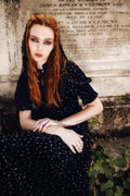 Hell Bunny Cassandra Velvet 70's Midi Jurk Zwart – campagnefoto 7