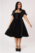 Hell Bunny Disenchanted Jurk Zwart - modelfoto uitlopende rok