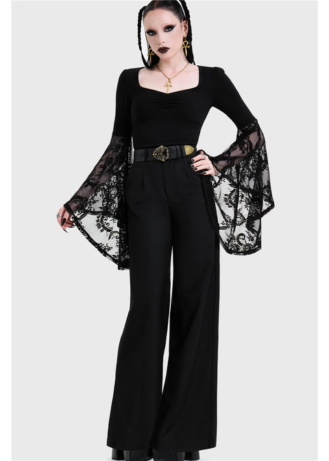 Killstar Mothshade – Mothshade riem gestyled met een zwarte outfit