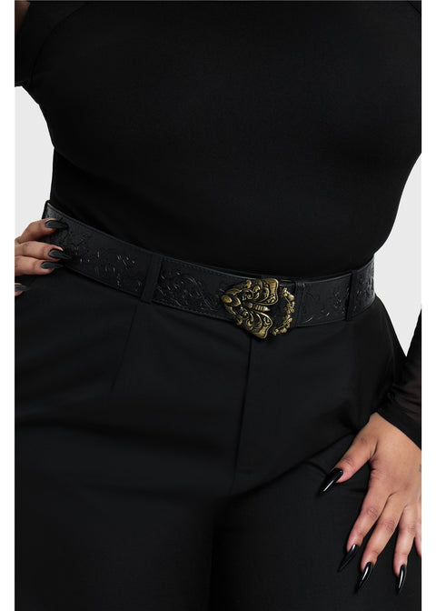 Killstar Mothshade – Detail van de motgesp op een curvy model