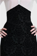 Killstar Daemon's Curse Maxi Rok Zwart – detail van de puntige taille en het fluweelpatroon