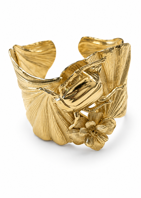 Lotta Djossou Paris Maybug on Leaf Armband Goud – schuin aanzicht