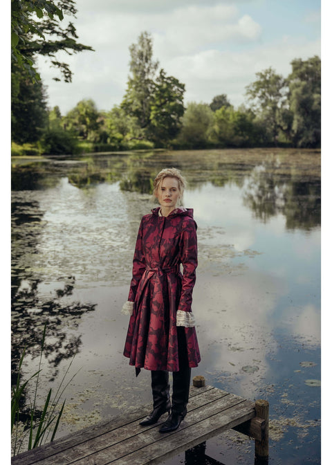 RainSisters Peony Velvet swing regenjas burgundy – buitenfoto volledige jas