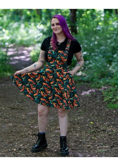 Run & Fly Squirrel pinafore swing jurk zwart met eekhoorns en bladeren