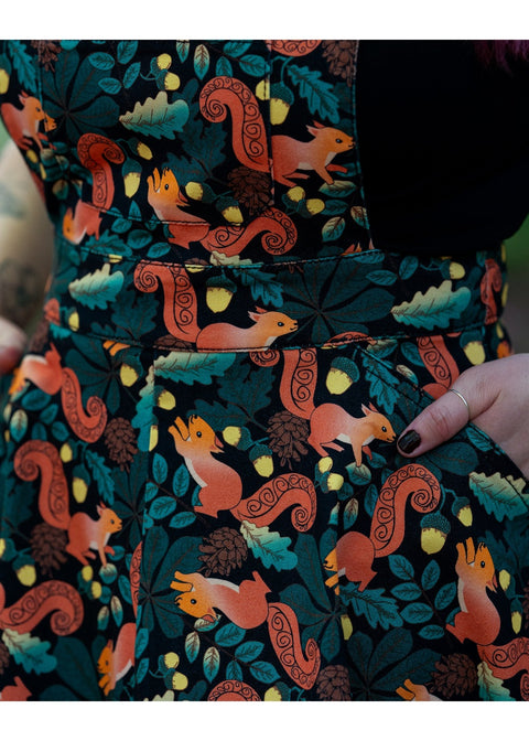 Run & Fly Squirrel pinafore swing jurk zwart met eekhoorns en bladeren