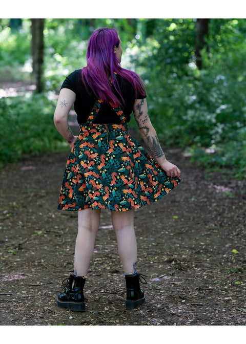 Run & Fly Squirrel pinafore swing jurk zwart met eekhoorns en bladeren