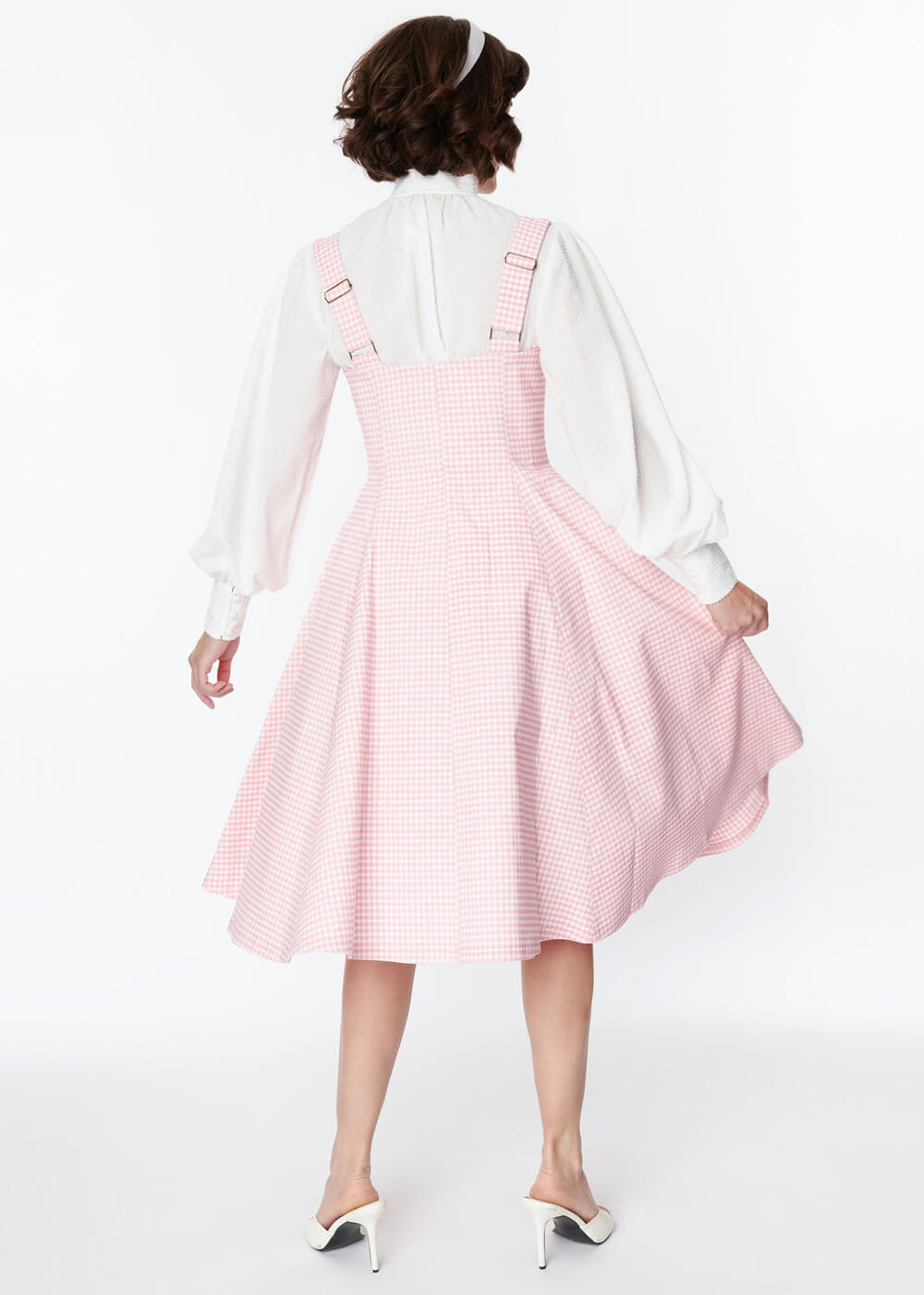 Swing skirt suspender outlet